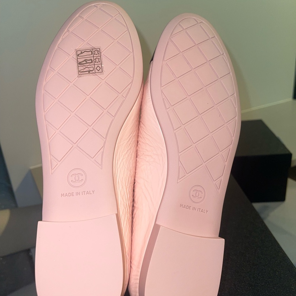 CHANEL crumbled calfskin patent cc cap toe ballerina flats light pink and black - Picture 6 of 7